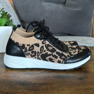 VINCE CAMUTO
Women's Bilanie Chunky leopard Sneakers